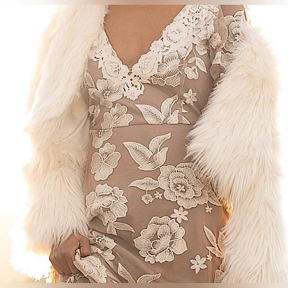 🍦Valencia Embroidered Floral Maxi Dress in Cream size M, NWT✨ - Picture 4 of 10